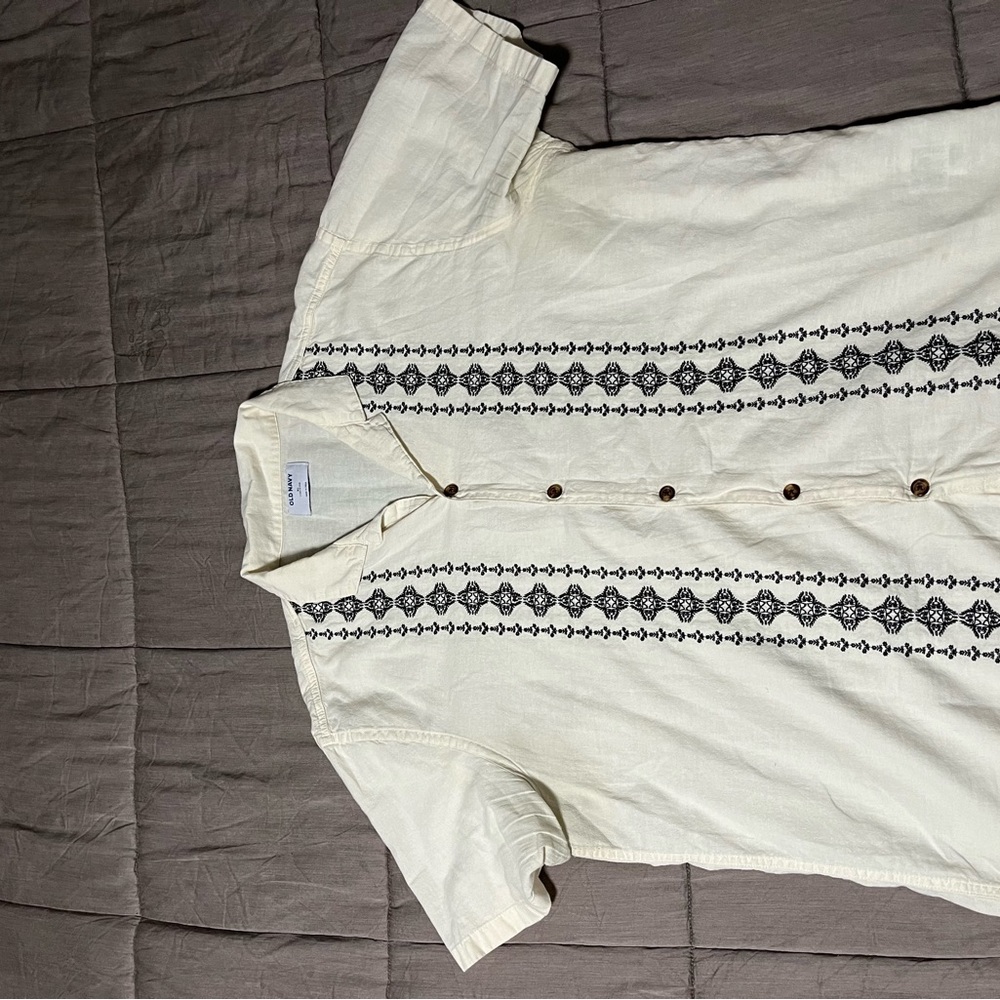 Old Navy Men's Cream Shirt with Black Design
